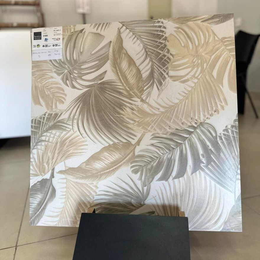 Revestimento decorado com desenho de folhagem
