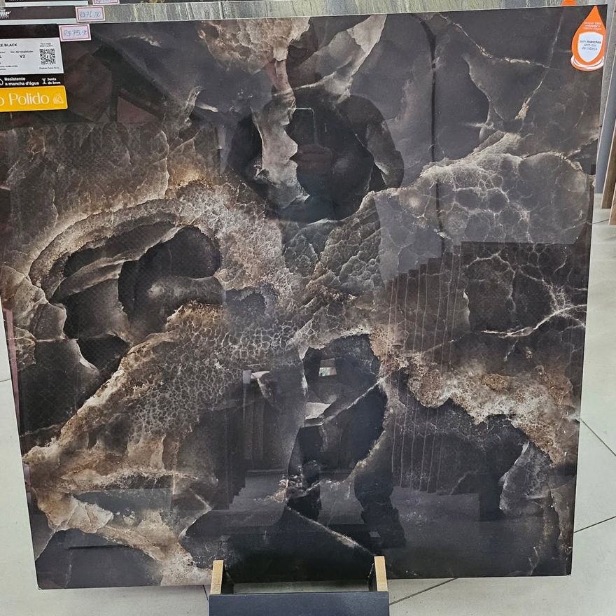 Porcelanato escuro marmorizado com tons de cobre