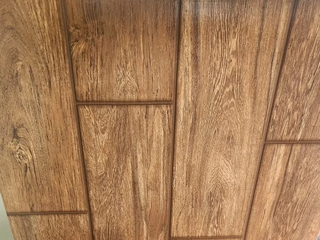 Piso com padronagem amadeirada exposto na loja