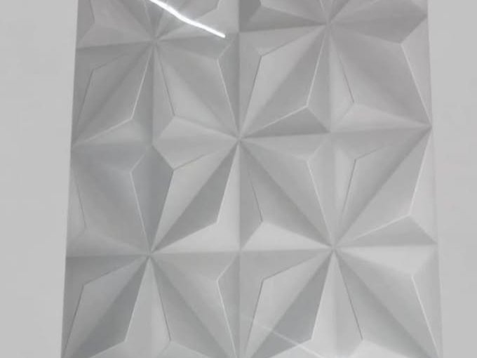 Revestimento branco com relevo tridimensional